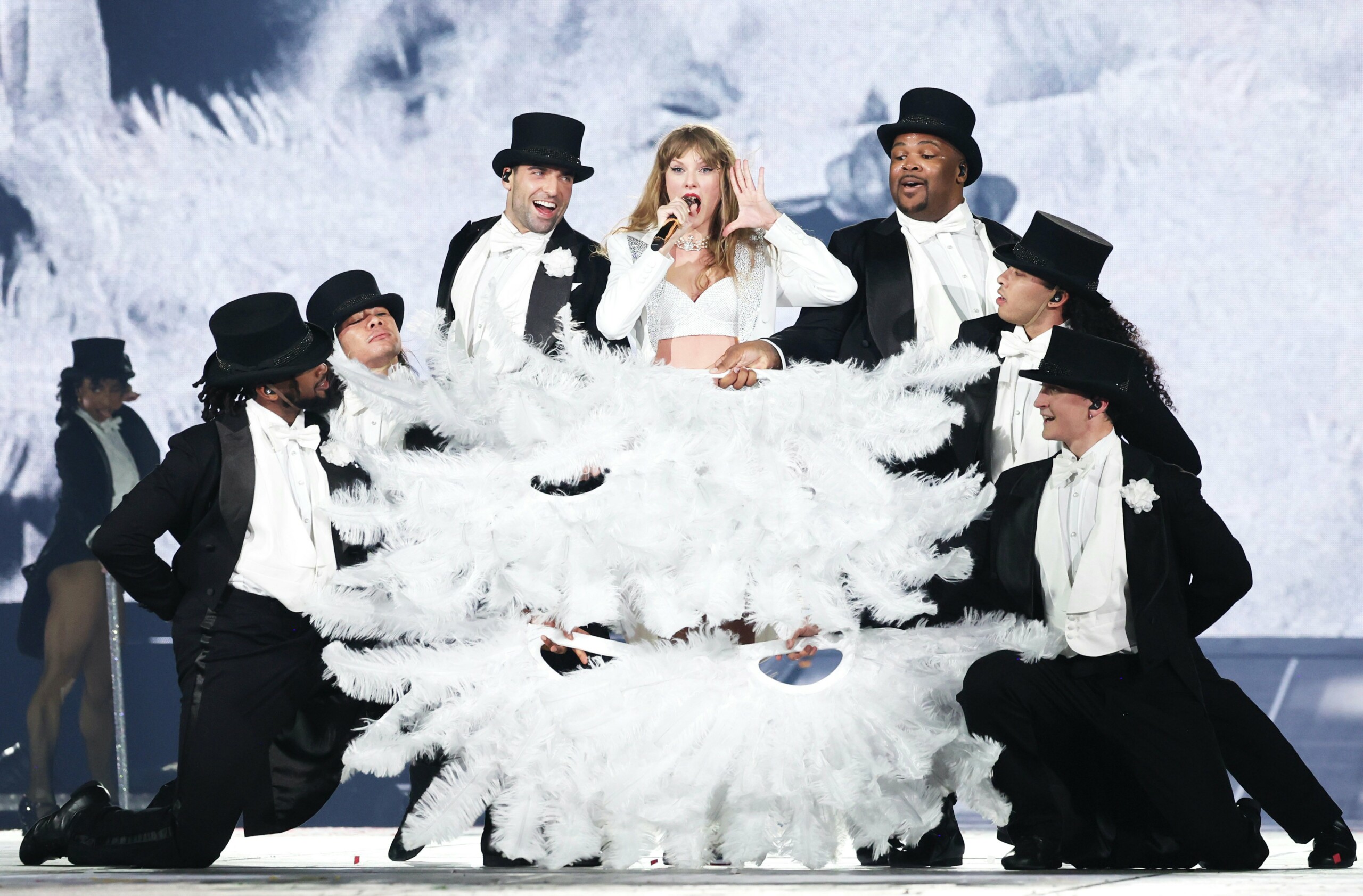 a-baby-on-the-floor-at-taylor-swift-concert-raises-questions-about-kids-at-shows